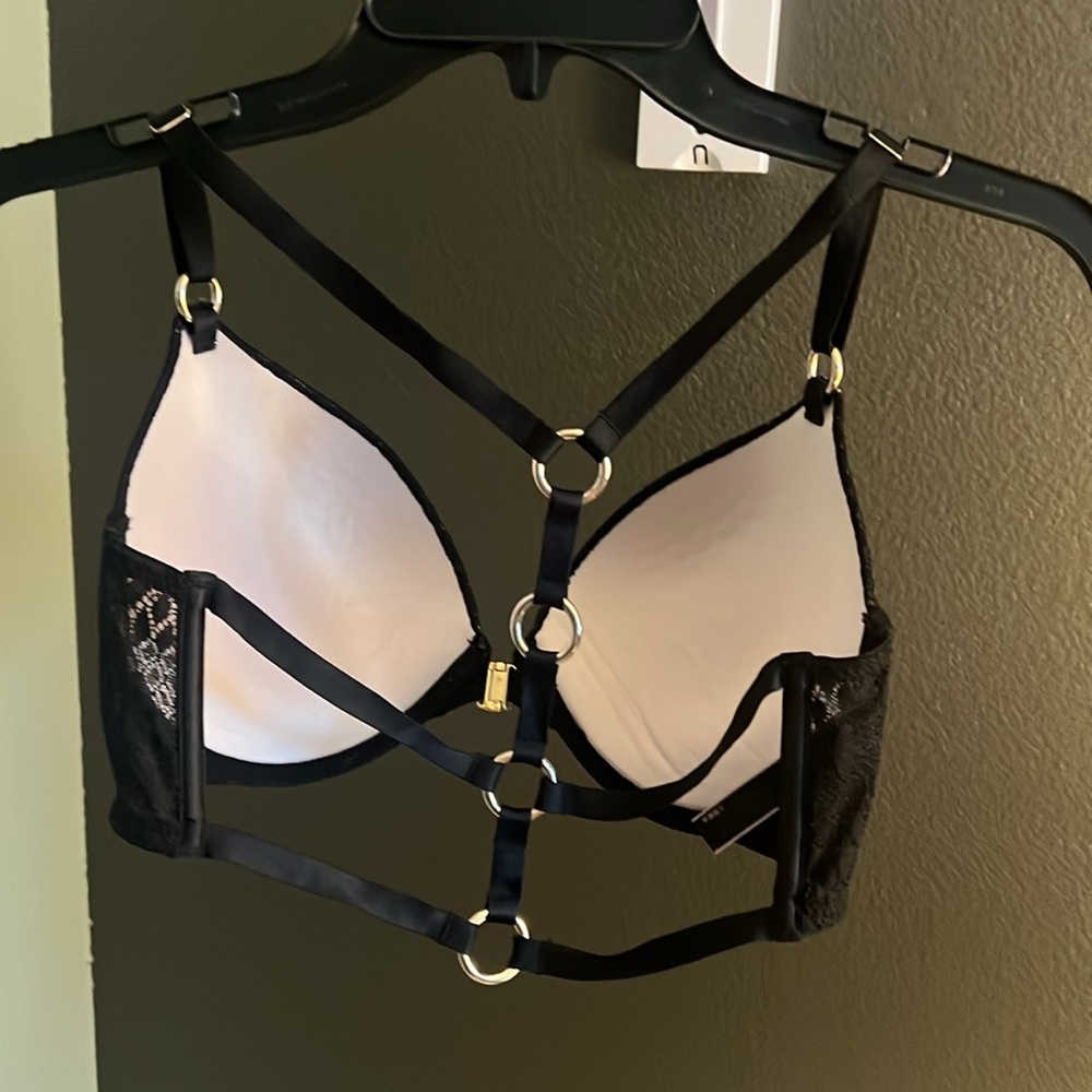 1 hour sale. Victoria’s Secret, 34DD, black bra, cage, gold rings, lift, sexy - Picture 3 of 7